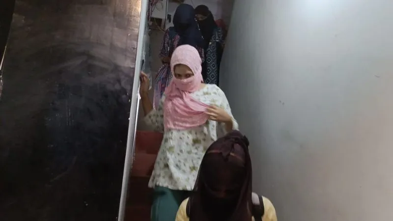 UP: DM और SP के आवास के पास चल रहा सैक्स रैकेट पकड़ा, लड़के-लड़कियां मुंह छिपाते आए नजर, पूर्व इंस्पेक्टर का बेटा कर रहा था संचालित