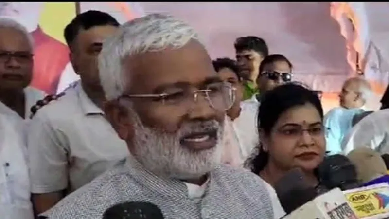 झांसी में बोले मंत्री स्वतंत्र देव सिंह- बिना सड़क ठीक करे किसी कांट्रेक्टर को नहीं जारी किया जायेगा पैसा