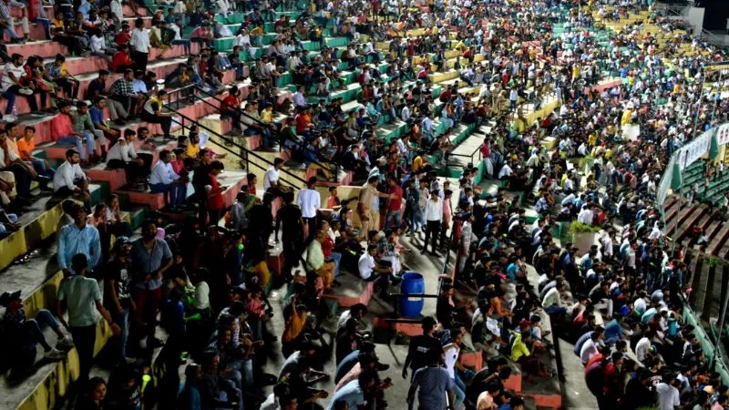 UP T-20 League : लीग के फाइनल मैच में दर्शकों की भीड़, फिल्मी गीतों से गूंजता रहा स्टेडियम, पुलिस रही परेशान