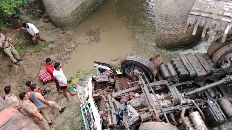 Unnao Accident: मौरंग लदा डंपर रेलिंग तोड़ नदी में गिरा, चालक की मौत, परिचालक घायल, पुलिस ने क्रेन से निकलवाया 