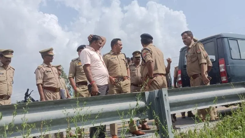 Unnao News: बदमाशों ने लिफ्ट देकर युवक से लूटे 15 लाख… चलती कार से फेंककर हो गए फरार, पुलिस बोली- घटना संदिग्ध
