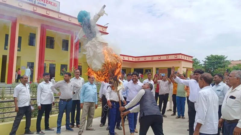 Unnao और Jalaun में वकीलों ने प्रमुख सचिव व मुख्य सचिव, डीजीपी का फूंका पुतला, न्यायिक कार्य से विरत रहे अधिवक्ता