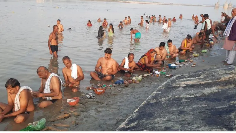 Pitru Paksha 2023: पितृपक्ष के पहले दिन पितरों का हुआ विधि विधान से तर्पण, गंगा स्नान कर पंडो को दी गई दान दक्षिणा