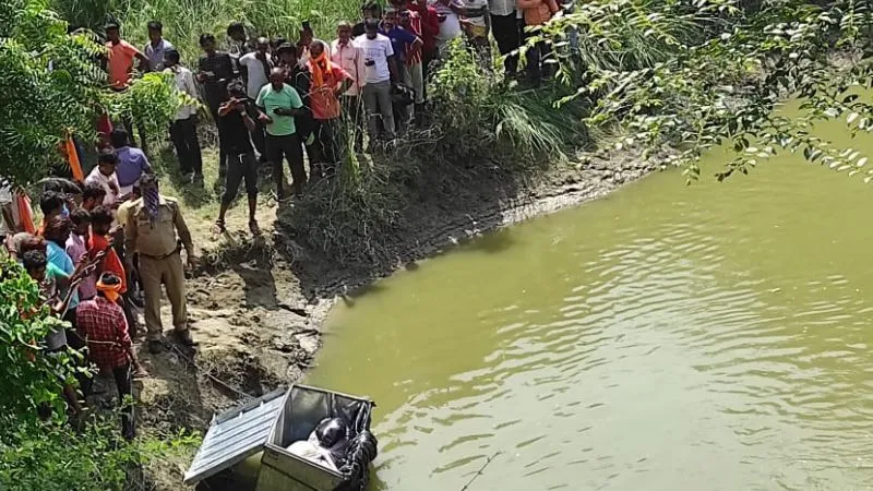 Unnao News: लोन नदी में बक्से में बंद मिला महिला का शव, हत्या कर ठिकाने लगाने की जताई जा रही आशंका