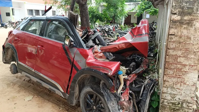 अमरोहा : ट्रैक्टर-ट्रॉली में घुसी कार, काशीपुर के व्यक्ति की मौत, तीन घायल