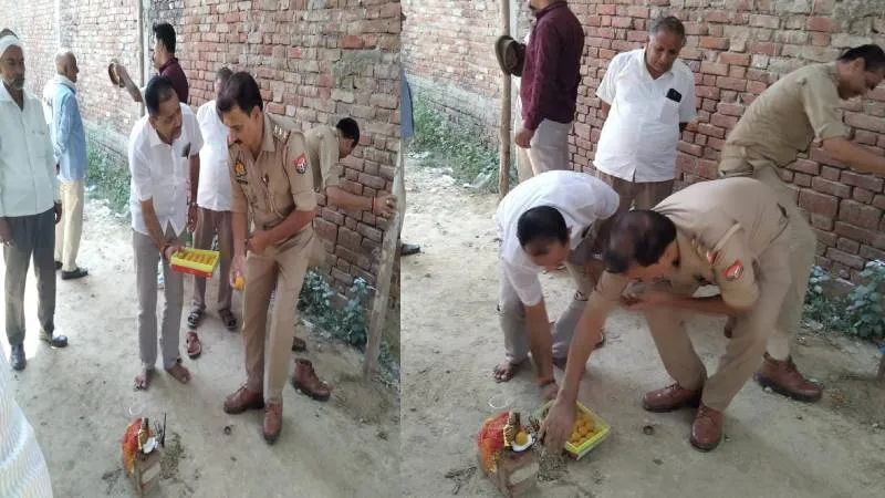 प्रतापगढ़: पुलिस चौकी में इंस्पेक्टर ने जूता पहनकर किया पूजन, फोटो वायरल