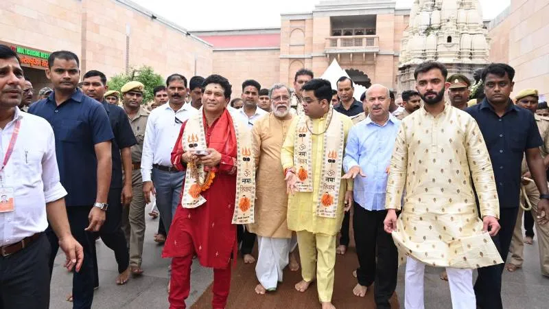 सचिन तेंदुलकर, सुनील गावस्कर और कपिलदेव ने श्री काशी विश्वनाथ धाम में किया दर्शन-पूजन 