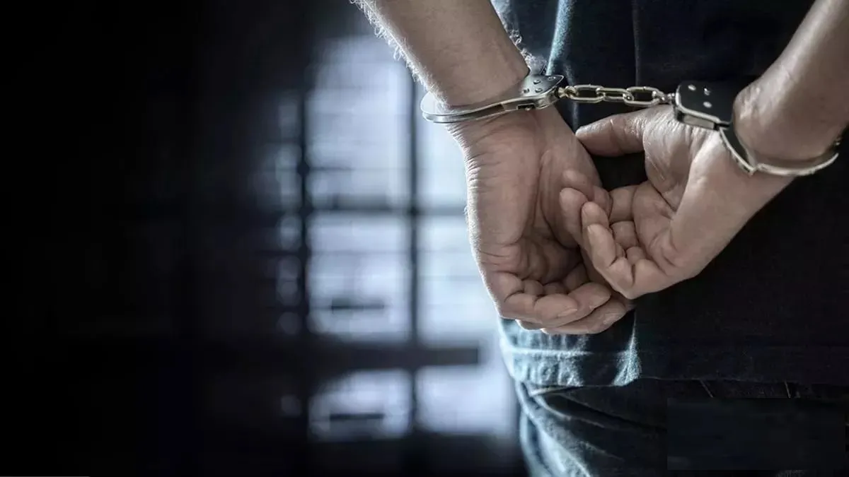मेरठ : खुद को कर्नल बताकर सेना में भर्ती के नाम पर जालसाजी करने वाला पूर्व सैनिक गिरफ्तार 