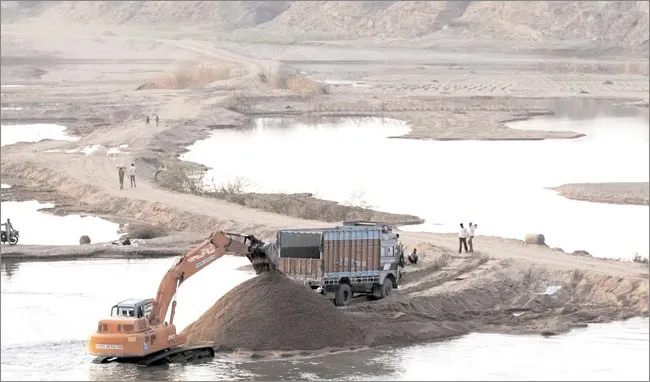 जसपुर: एसडीएम से फीका नदी में हो रहे अवैध खनन को रुकवाए जाने की करी मांग