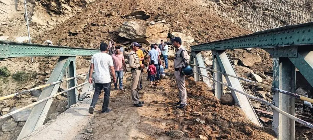 अल्मोड़ा: क्वारब पुल पर आया भारी मलबा, अल्मोड़ा नैनीताल नेशनल हाइवे हुआ बंद 