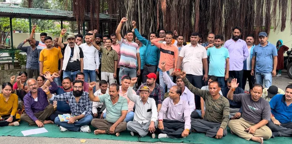 हल्द्वानी: आउटसोर्स कर्मियों का धरना दूसरे दिन भी जारी