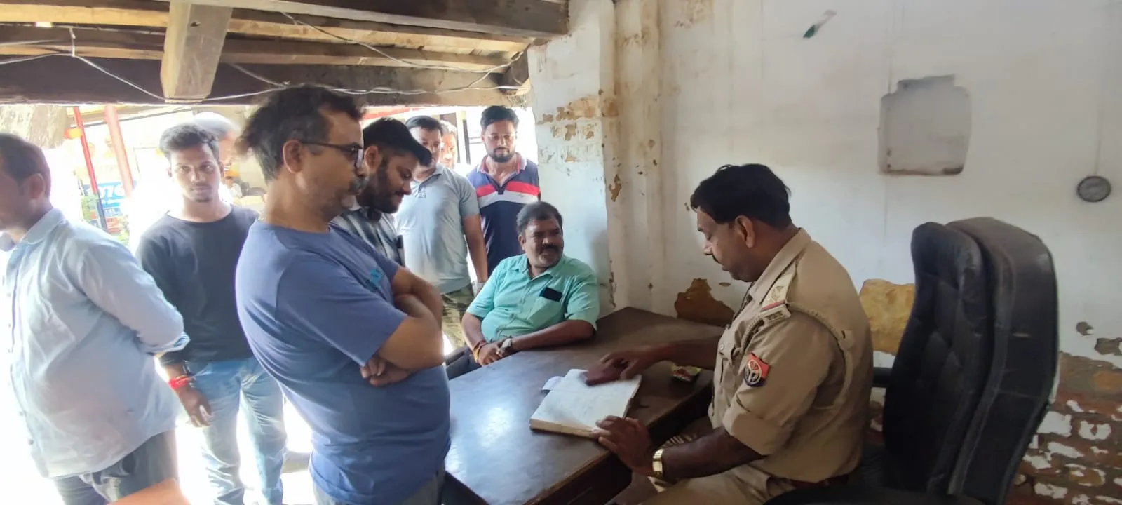 बरेली: लूट के मामले में थाने पहुंचे व्यापारी, जल्द खुलासा करने की मांग