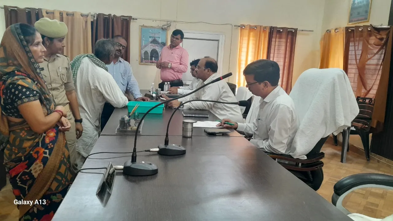 पीलीभीत: तहसील दिवस में गुस्साए डीएम और रोक दिया इंस्पेक्टर समेत कइयों का वेतन, जानिए मामला