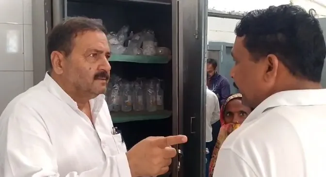 शाहजहांपुर: ट्रामा सेंटर का हाल, बेड खाली नहीं, मरीज को लेकर खड़े रहिए