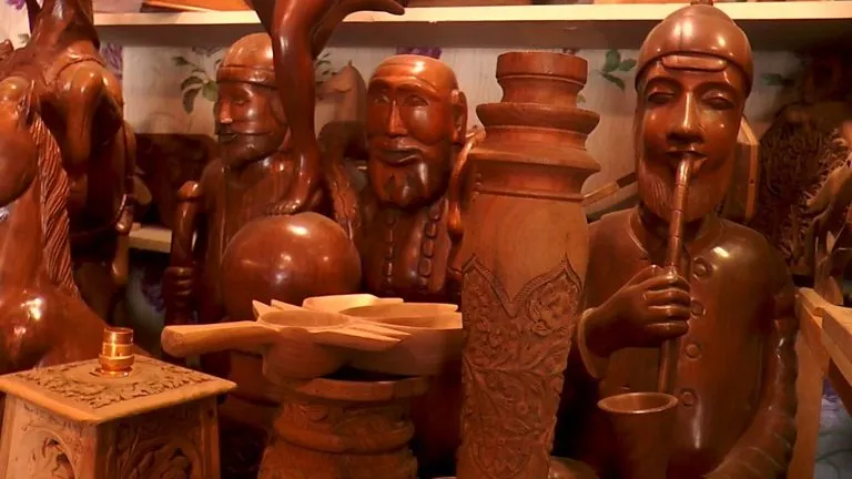 लकड़ी की मूर्ति पर नक्काशी कला विलुप्त होने के कगार पर, कश्मीर का है एक प्रीमियम कला