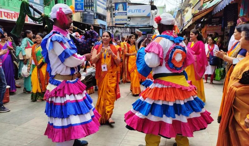 अल्मोड़ा: महिलाओं के सांस्कृतिक जुलूस ने बिखेरे लोक संस्कृति के रंग 