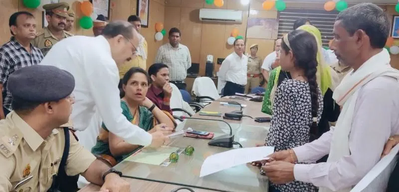 लखीमपुर-खीरी: मंडलायुक्त के जनता दर्शन में उमड़े जनसैलाब ने शिकायतों के निस्तारण की खोली पोल