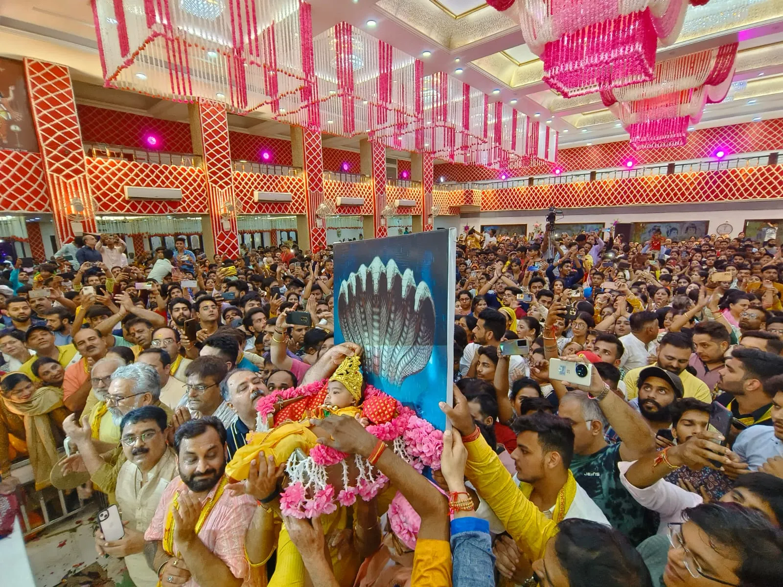 बरेली: शंख की ध्वनि और भक्तों के उद्घोष के बीच रात 12 बजे जन्मे कन्हैया