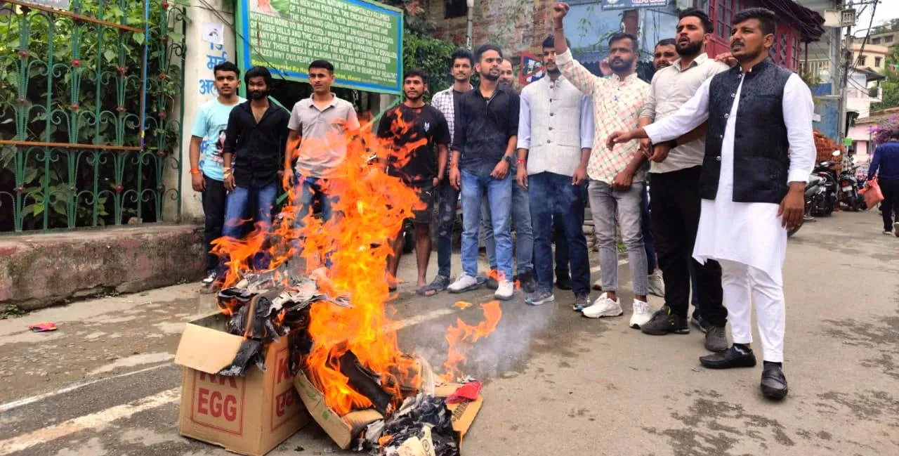 अल्मोड़ा: निजी संस्थान के खिलाफ फूटा छात्रों का गुस्सा, फूंका पुतला 