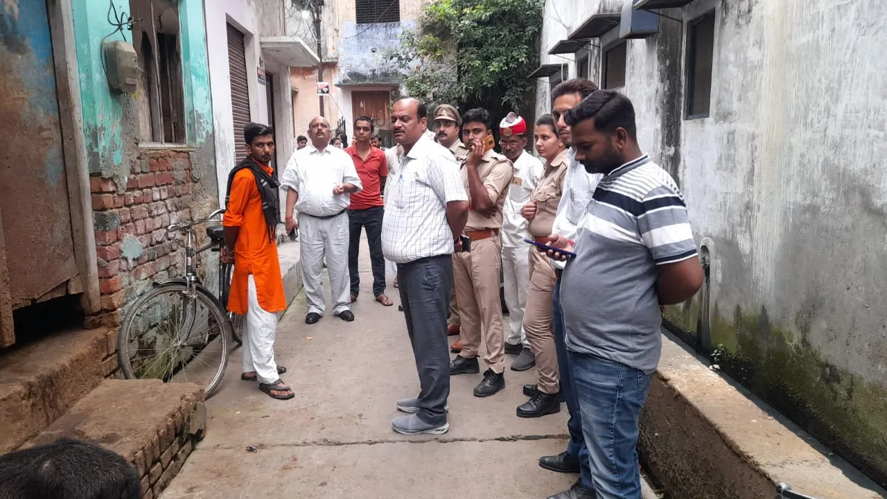 पीलीभीत: आबादी में चल रही डेयरी से फैल रही थी गंदगी, अफसरों ने हटवाया...जानिए मामला 