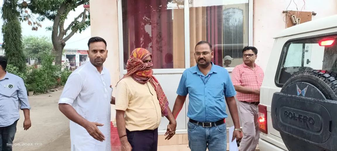 पीलीभीत: पांच हजार की रिश्वत लेकर फंसा लेखपाल, एंटी करप्शन टीम ने पकड़ा