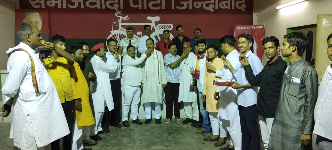 शाहजहांपुर: घोसी विधान सभा में सपा की जीत पर बांटी मिठाई