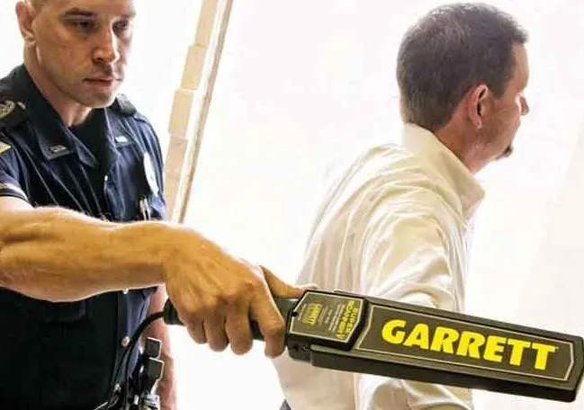 रुद्रपुर: Underwear में चांदी का बटन छिपाकर ले जाते कर्मचारी को दबोचा