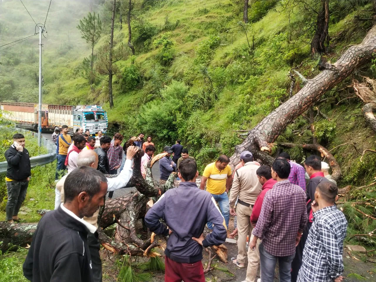 अल्मोड़ा: सोमेश्वर व चौखुटिया में मार्ग अवरूद्ध, घंटों बाद यातायात हुआ सुचारू 