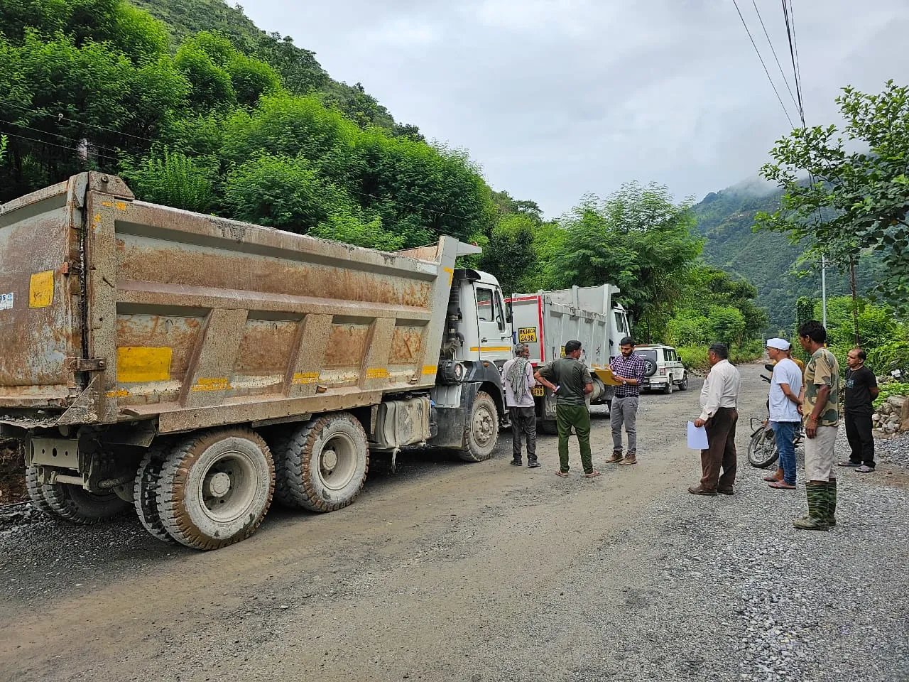 अल्मोड़ा: अवैध खनन सामग्री से भरे पांच वाहन पकड़े