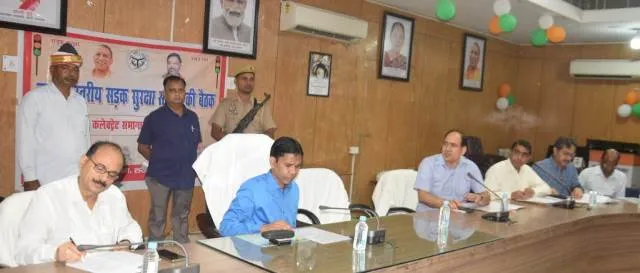 लखीमपुर-खीरी: डीएम ने ली जनपदीय सड़क सुरक्षा समिति की बैठक, दिए निर्देश