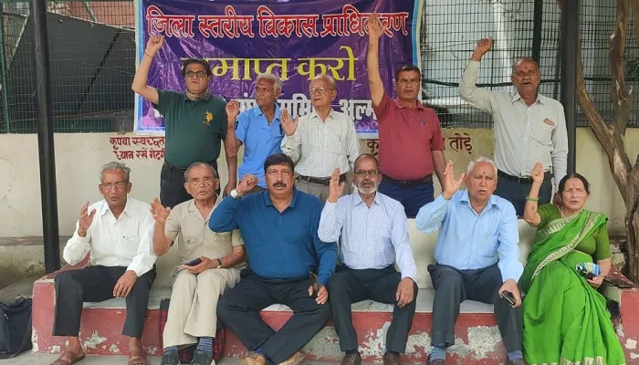 अल्मोड़ा: विकास प्राधिकरण लागू करने के विरोध में  गांधी पार्क में धरना प्रदर्शन 