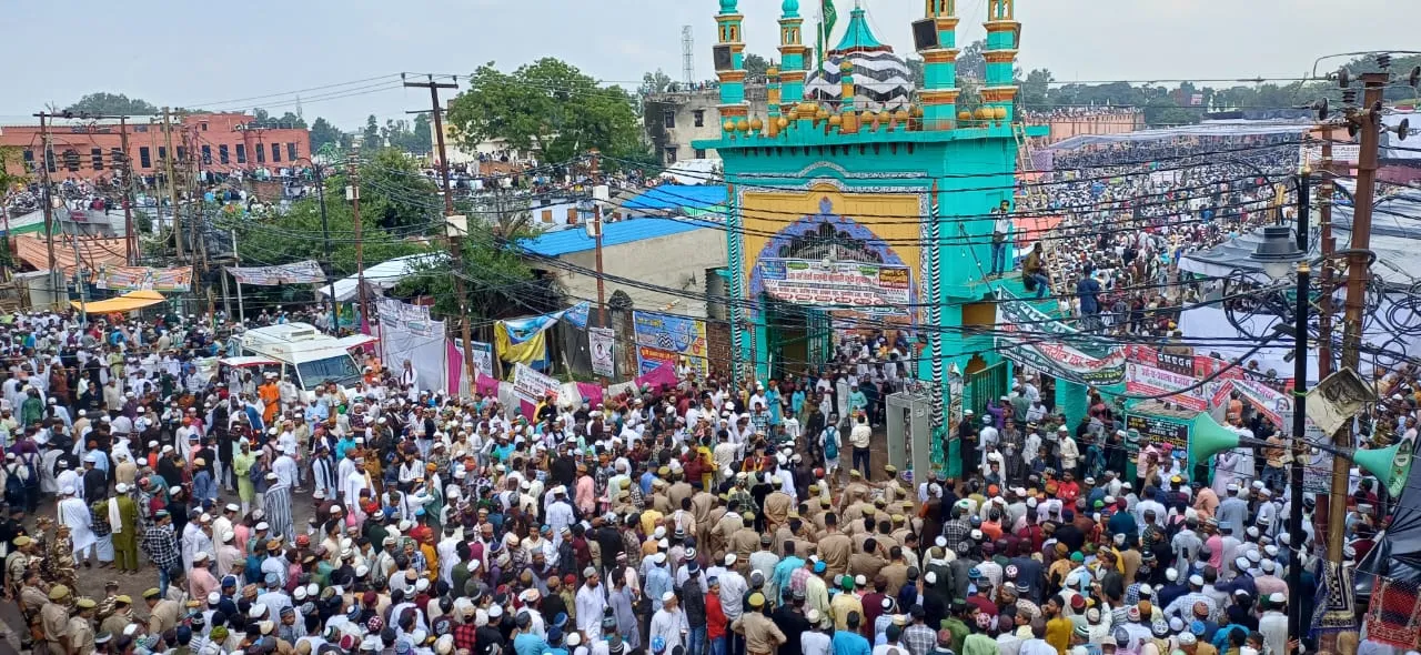 बरेली: कुल की रस्म अदा करने के लिए आ रही अकीदतमंदों की भीड़