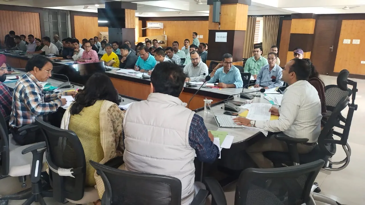 अल्मोड़ा: विकास कार्यों में अनियमितता बर्दाश्त नहीं, कलक्ट्रेट सभागार में हुई बैठक, योजनाओं की समीक्षा - डीएम 