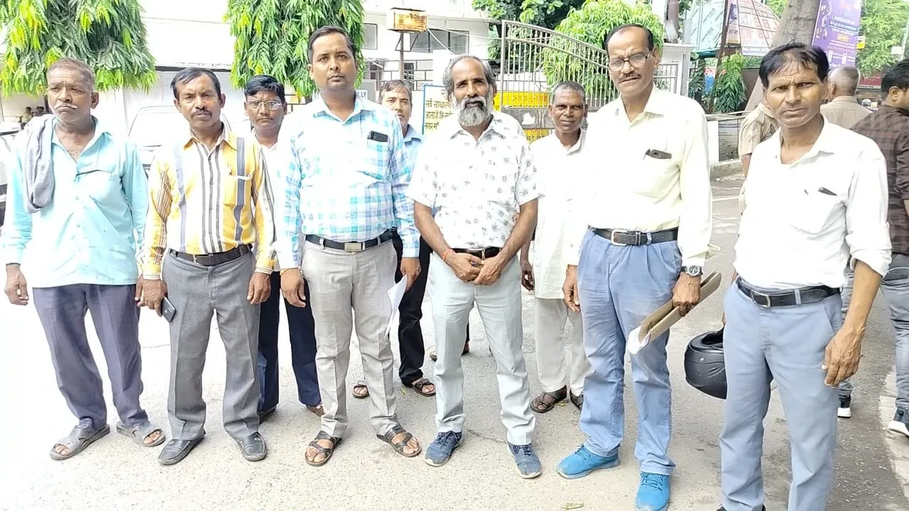 बरेली कॉलेज भ्रष्टाचार मामला: आरोपी सचिव खिलाफ कर्मचारियों ने डीएम को सौंपा ज्ञापन, की कार्रवाई की मांग