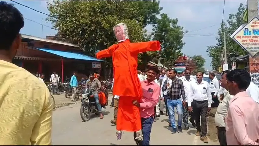 लखीमपुर-खीरी: वकीलों ने कचहरी में सरकार तो मितौली में मुख्यमंत्री का फूंका पुतला, जानिए मामला