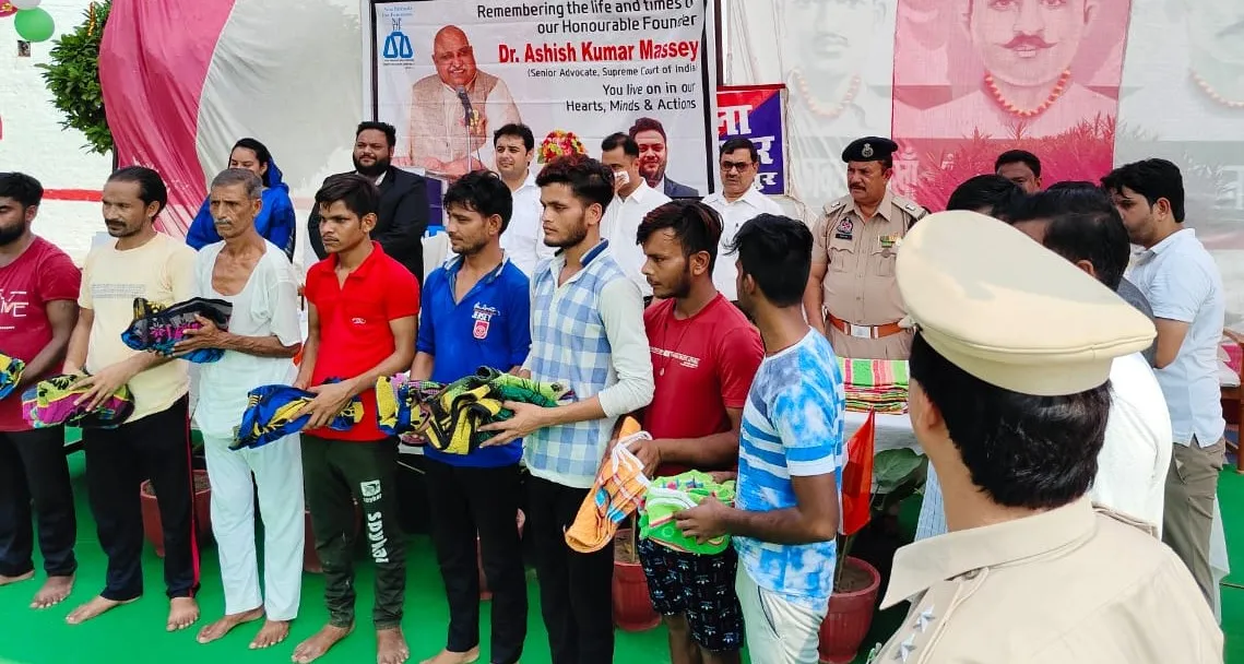 शाहजहांपुर: डीआईजी की मौजूदगी में बंदियों को बांटा रोजमर्रा का सामान