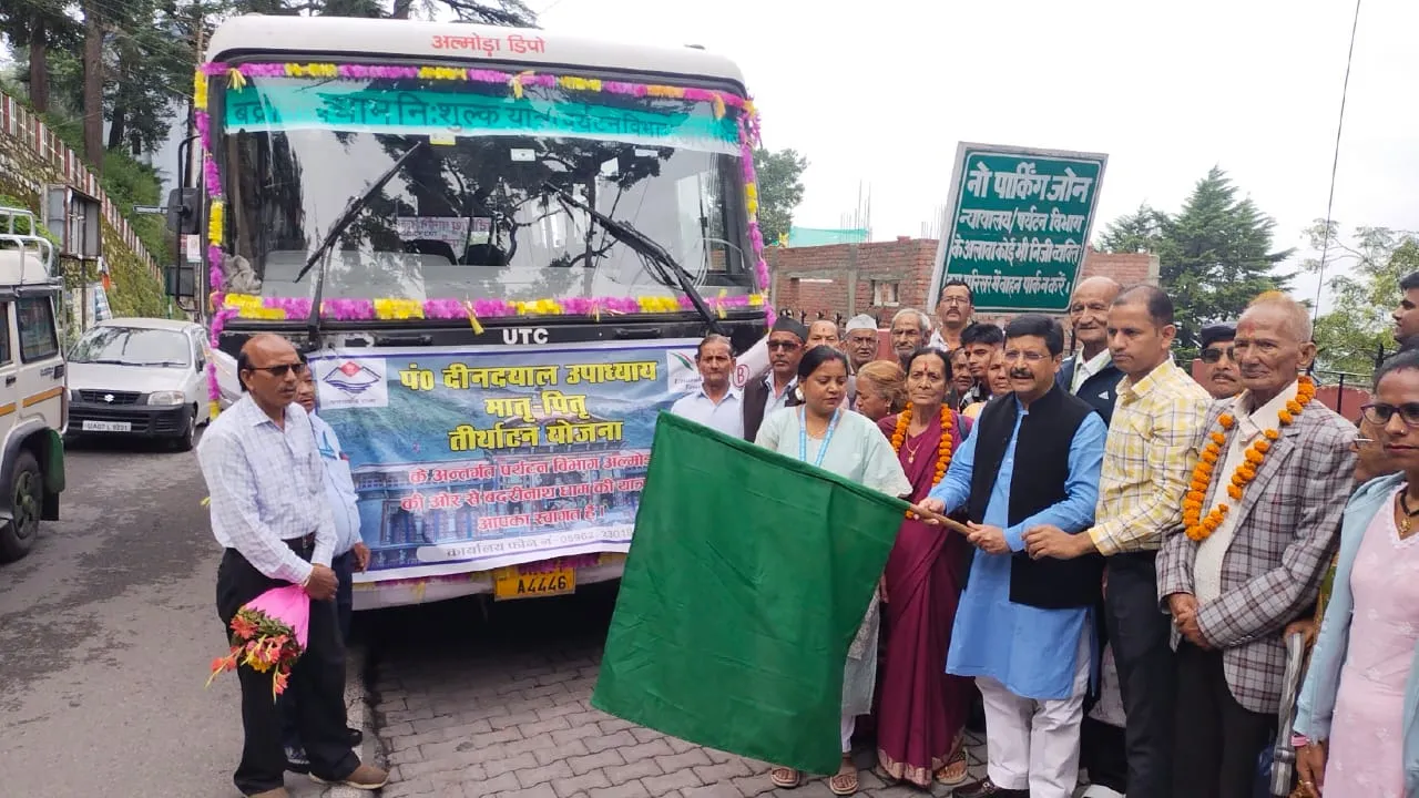 अल्मोड़ा: 27 वृद्ध तीर्थ यात्रियों के जत्थे को अल्मोड़ा से किया रवाना 