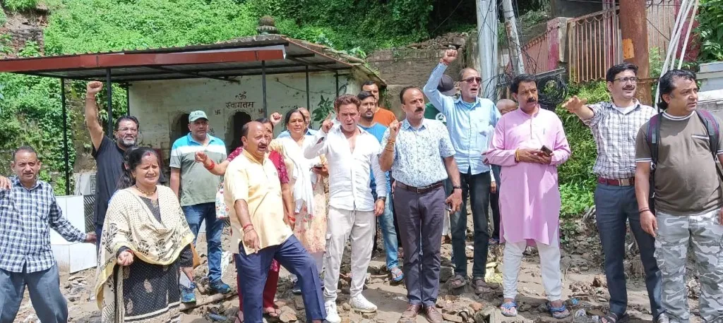 अल्मोड़ा: रानीधारा के वाशिंदों ने पालिका और प्रशासन के खिलाफ किया प्रदर्शन 