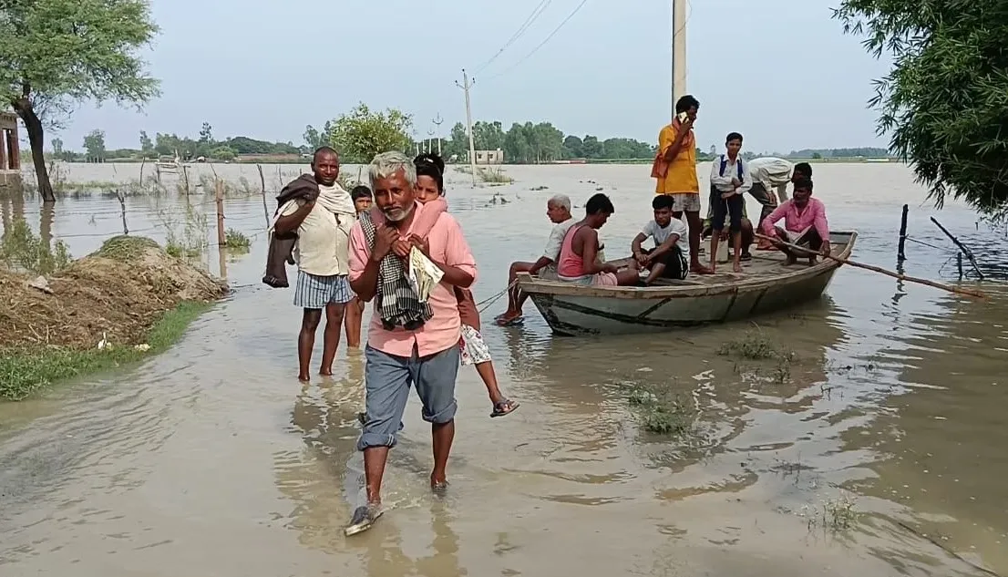शाहजहांपुर: रामगंगा हुई विकराल, घरों में घुसा बाढ़ का पानी