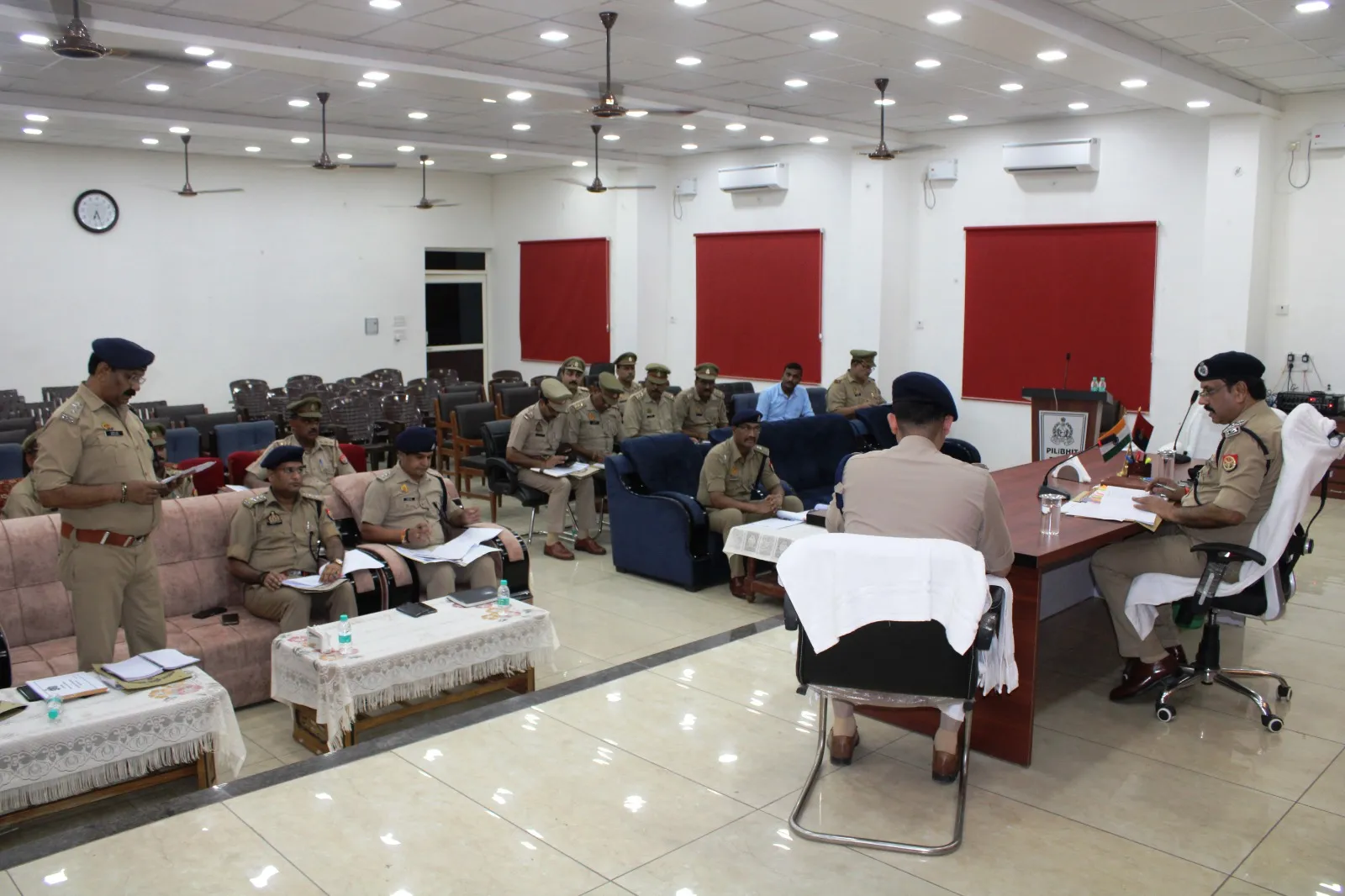 पीलीभीत: समीक्षा करते वक्त क्यों गुस्साए आईजी और तीन थानाध्यक्षों को दी चेतावनी