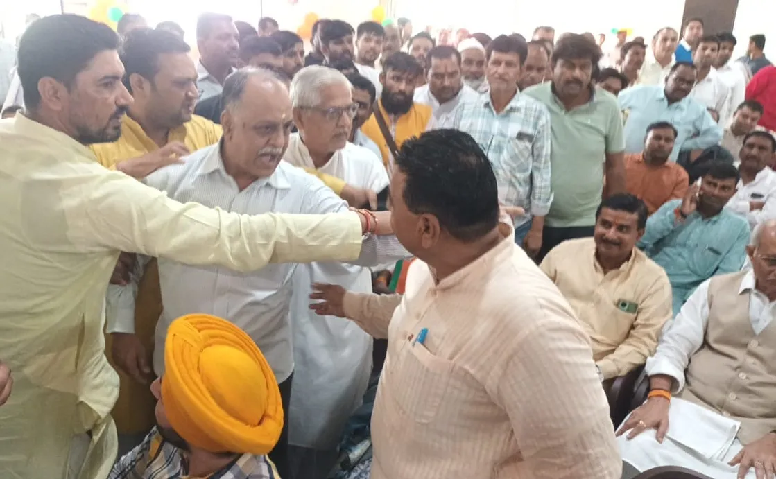 संभल: प्रभारी मंत्री की मौजूदगी में भाजपाइयों ने किया हंगामा और गाली-गलौज