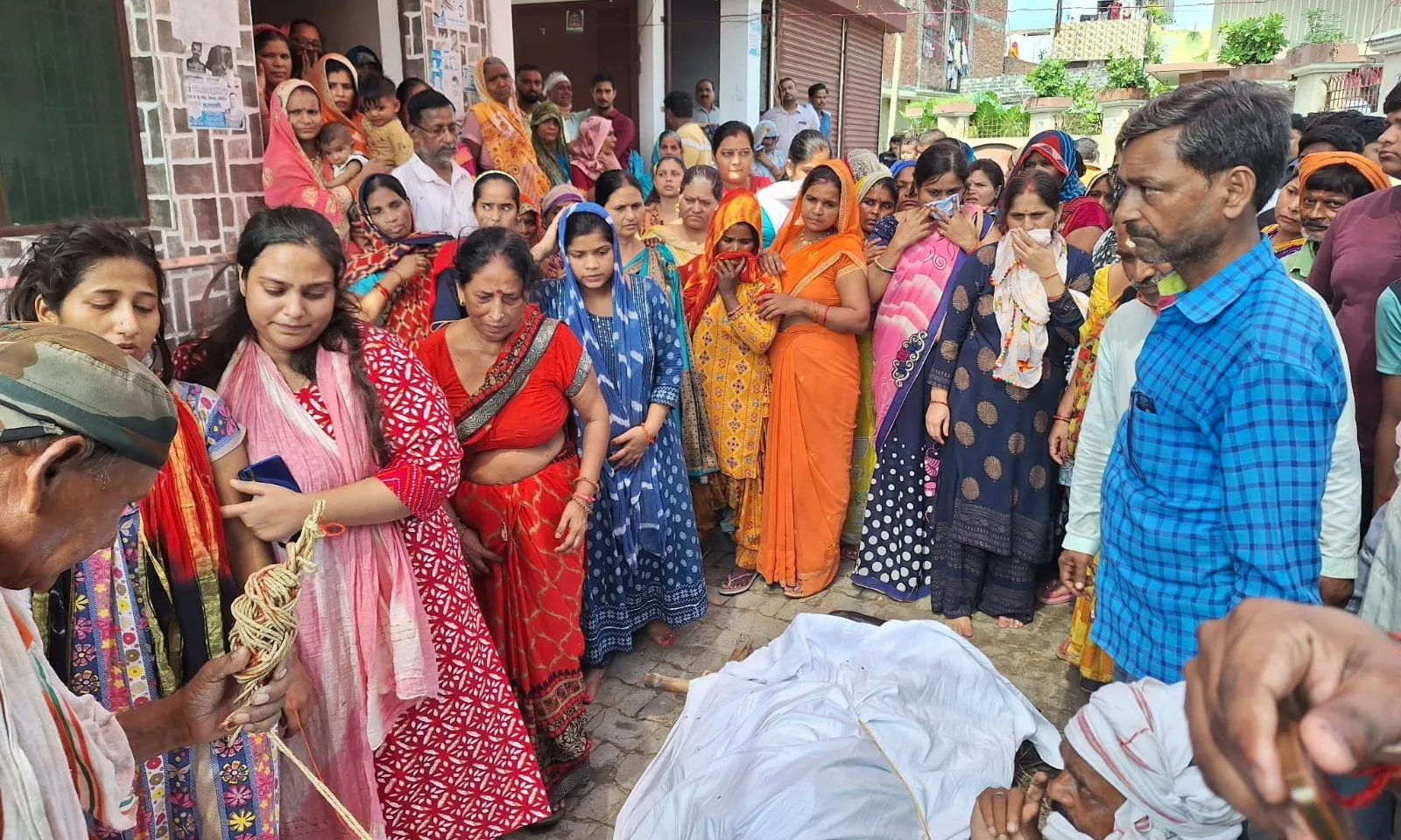 शाहजहांपुर: प्रोफेसर की उठी अर्थी तो बिलख पड़े परिजन, हर आंख हो गई नम