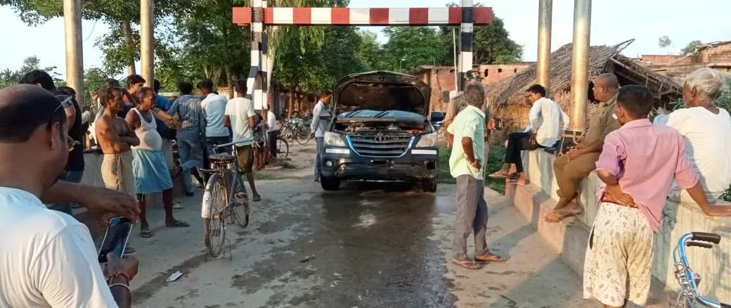 लखीमपुर-खीरी: रेलवे अंडरपास में डूबी कोतवाली की डायल 112 इनोवा, बाल बाल बचे पुलिसकर्मी                                       