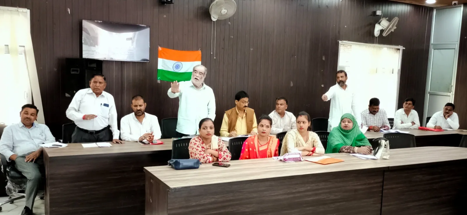 लखीमपुर-खीरी: कूड़ा संग्रह पर 50 रूपये की वसूली के विरोध में आए कई सभासद, हंगामा 