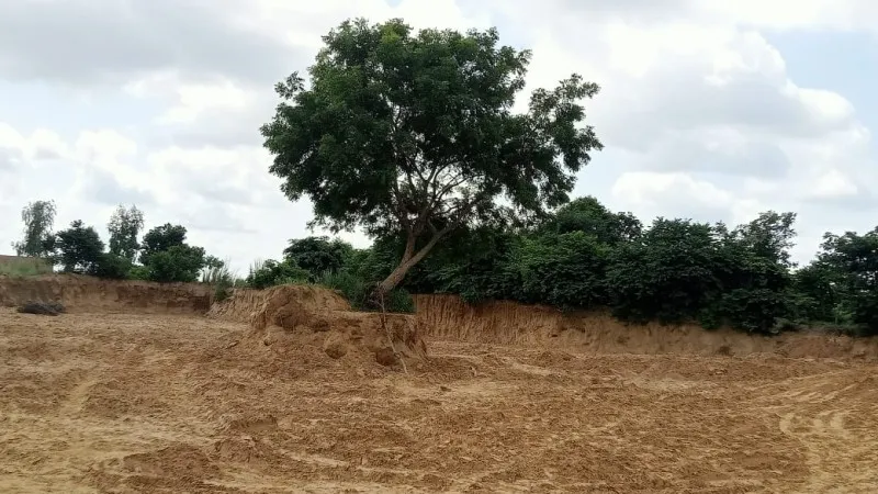 जिम्मेदारों... यह देखो चल रही है मिट्टी की खोदाई 