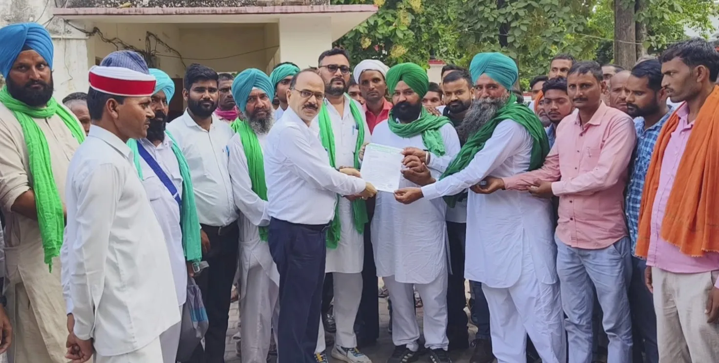 लखीमपुर खीरी : कंपाइन में एसएमएस लगाने का विरोध, एडीएम को दिया ज्ञापन 