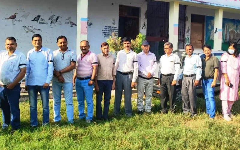 रामनगर: शिक्षकों ने बाहों में काली पट्टी बांधकर किया शिक्षण कार्य