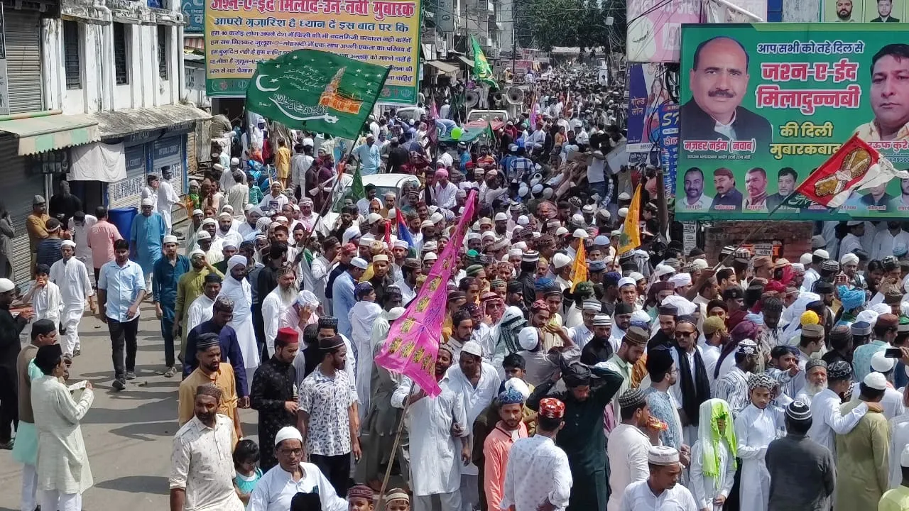 हल्द्वानी: शान-ओ-शौकत से निकला जुलूस ए मोहम्मदी, फूलों की बारिश से जुलूस का खैरमकदम किया