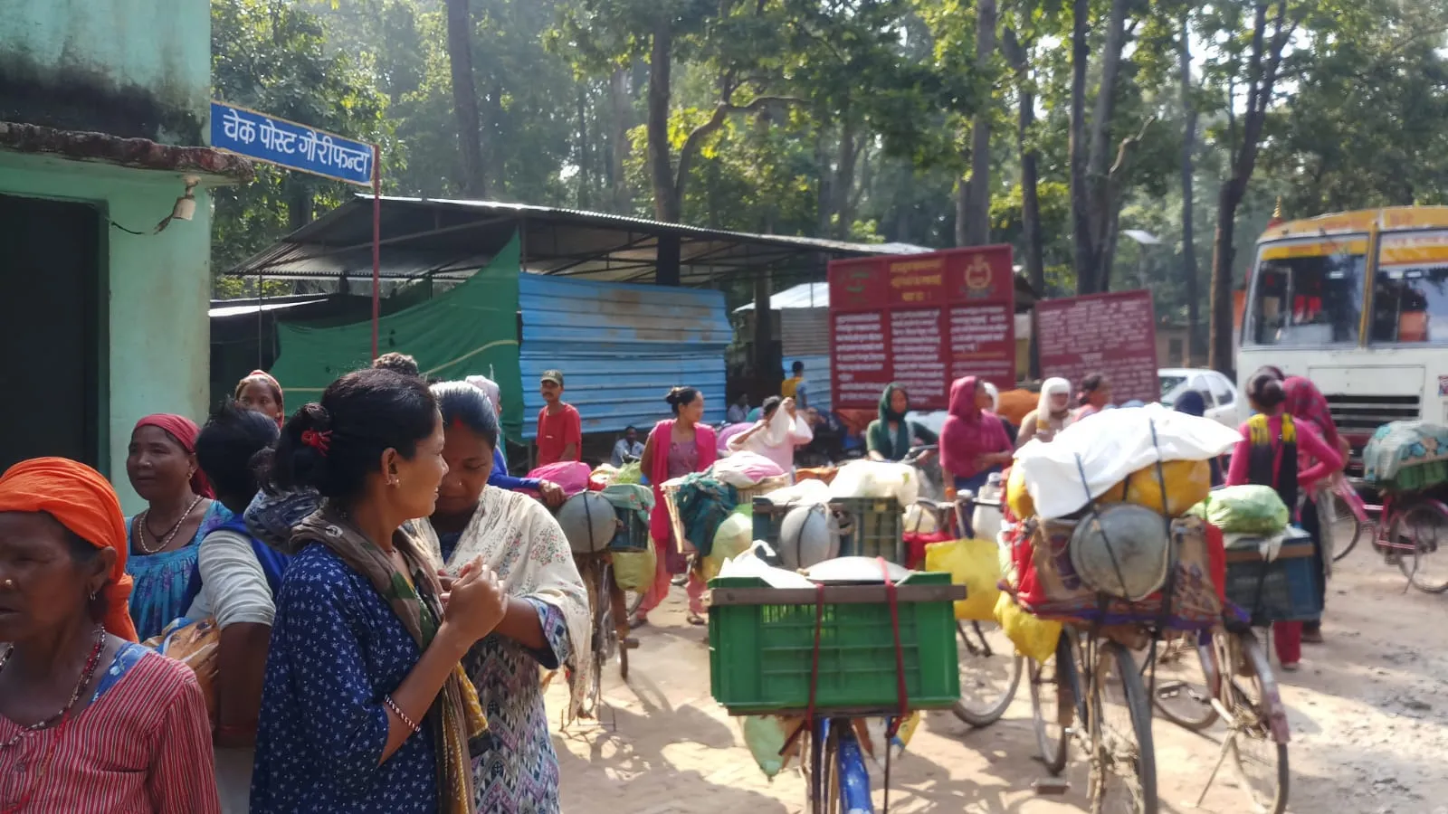 लखीमपुर खीरी: नेपाल एपीएफ ने सब्जी बेचने जा रही थारू महिलाओं को किया वापस 
