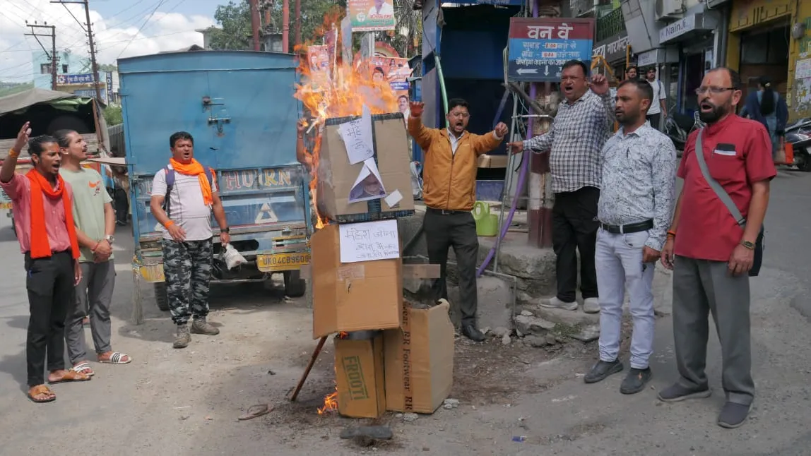 अल्मोड़ा:  विश्व हिंदू परिषद ने फूंका सल्ट के विधायक का पुतला 